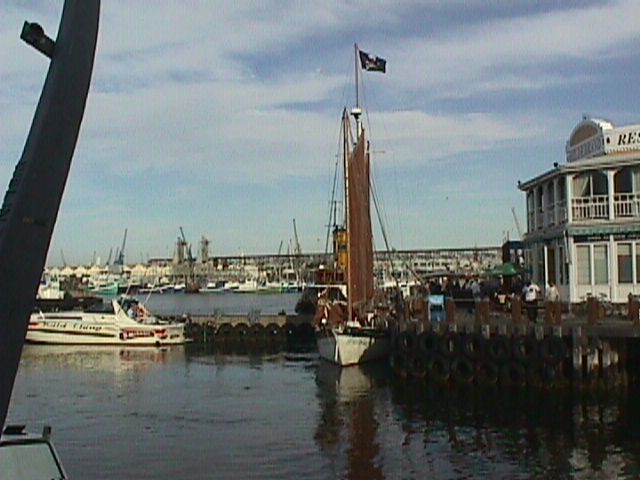 boat2.jpg (48338 bytes)